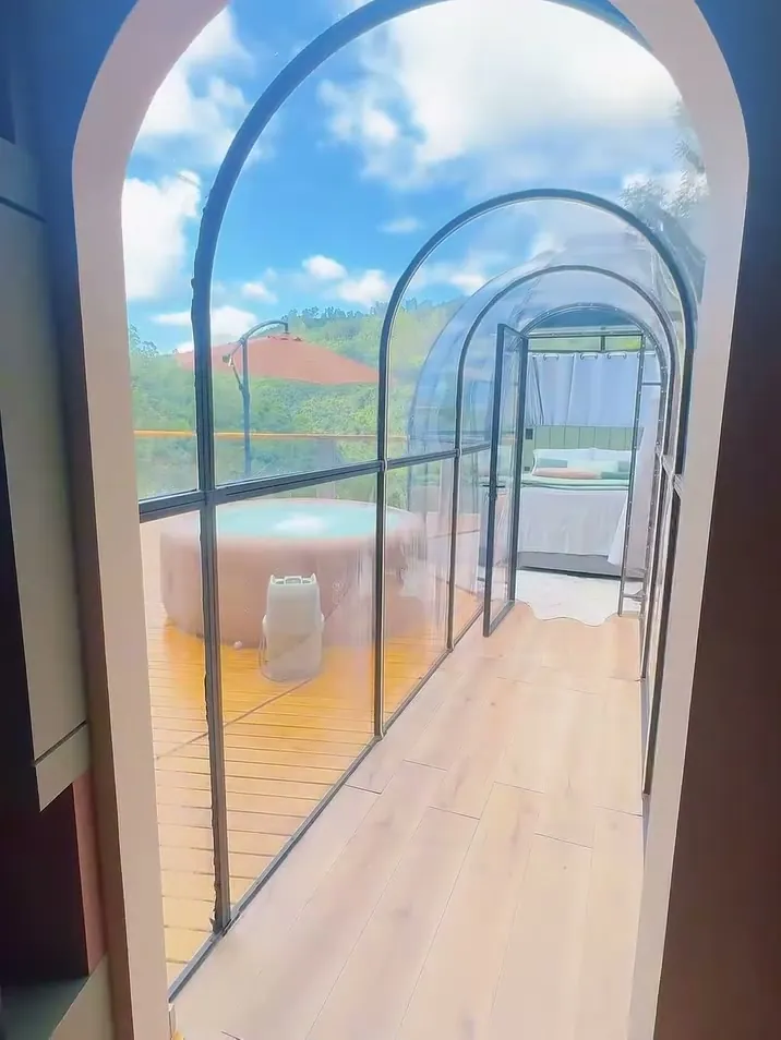 Túnel de vidro da Cabana Cúpula, entre um domo e outro