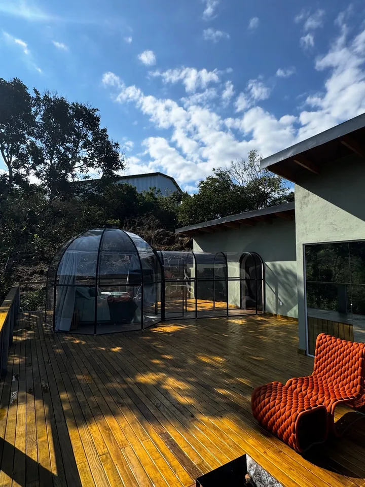 Os domos de vidro da Cabana Cúpula sobre o deck de madeira