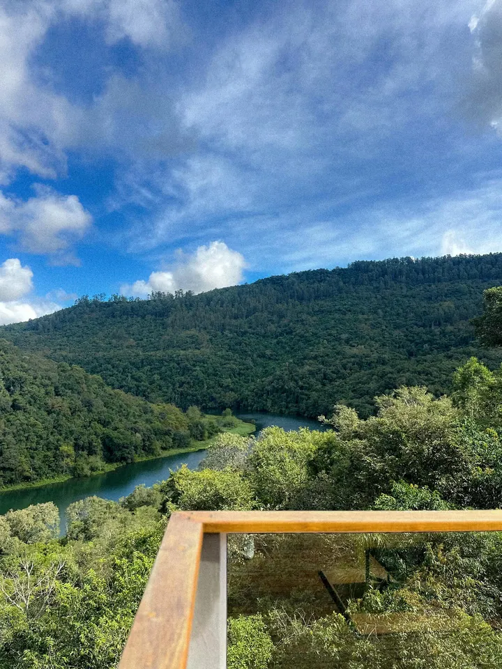 O rio Irani correndo entre a mata, visto do alto das cabanas
