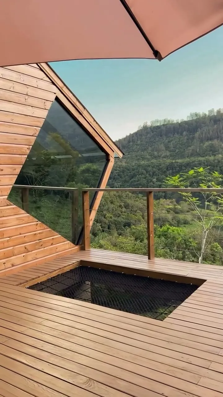 Deck da Cabana Omega com a piscina embutida no piso e o guarda-sol