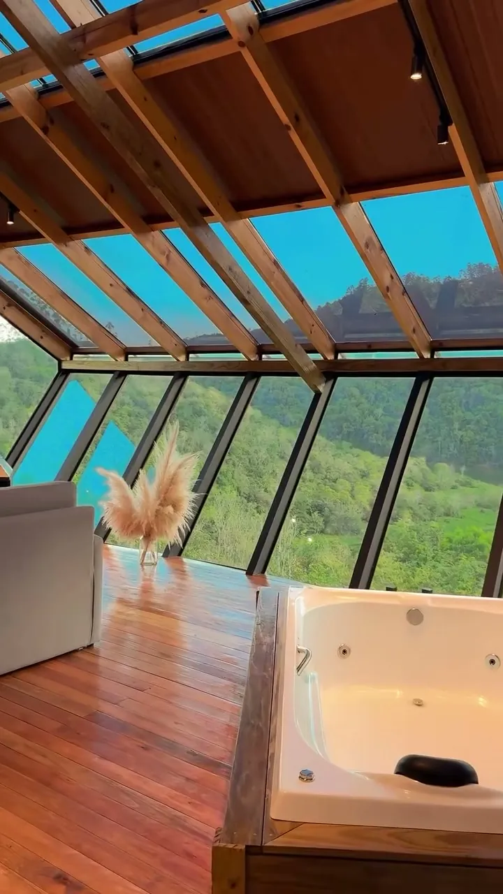 Hidromassagem da Cabana Omega sob o telhado de vidro, com vista para o vale