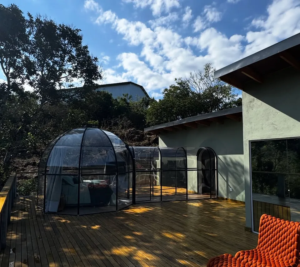 Os domos de vidro da Cabana Cúpula e o túnel sobre o deck de madeira